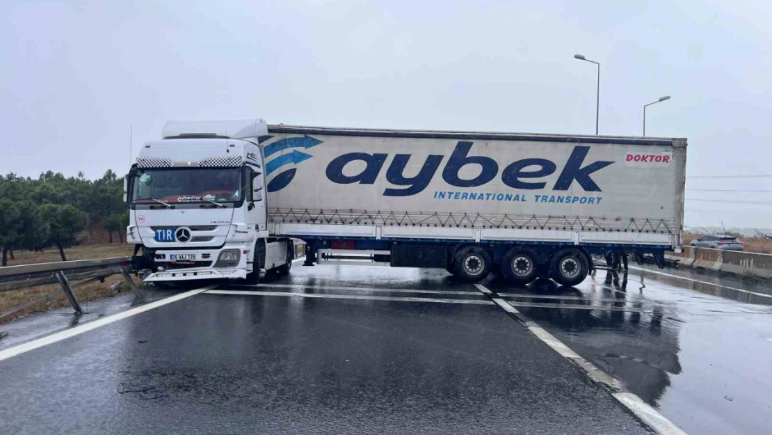 Büyükçekmece E-5'te yağmur nedeniyle kayan tır, yolu trafiğe kapattı