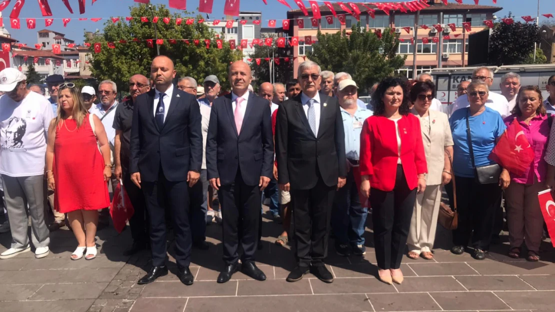 CHP ve ADD'den Zafer Bayramı çelenk töreni