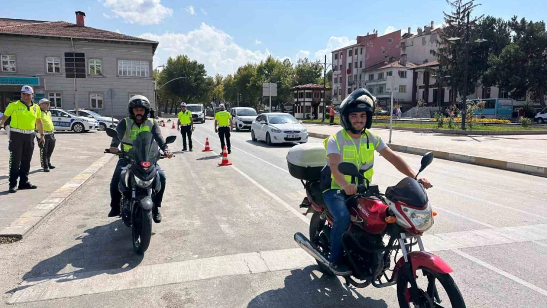 Denetlenen motosikletlilere reflektif yelek hediye edildi