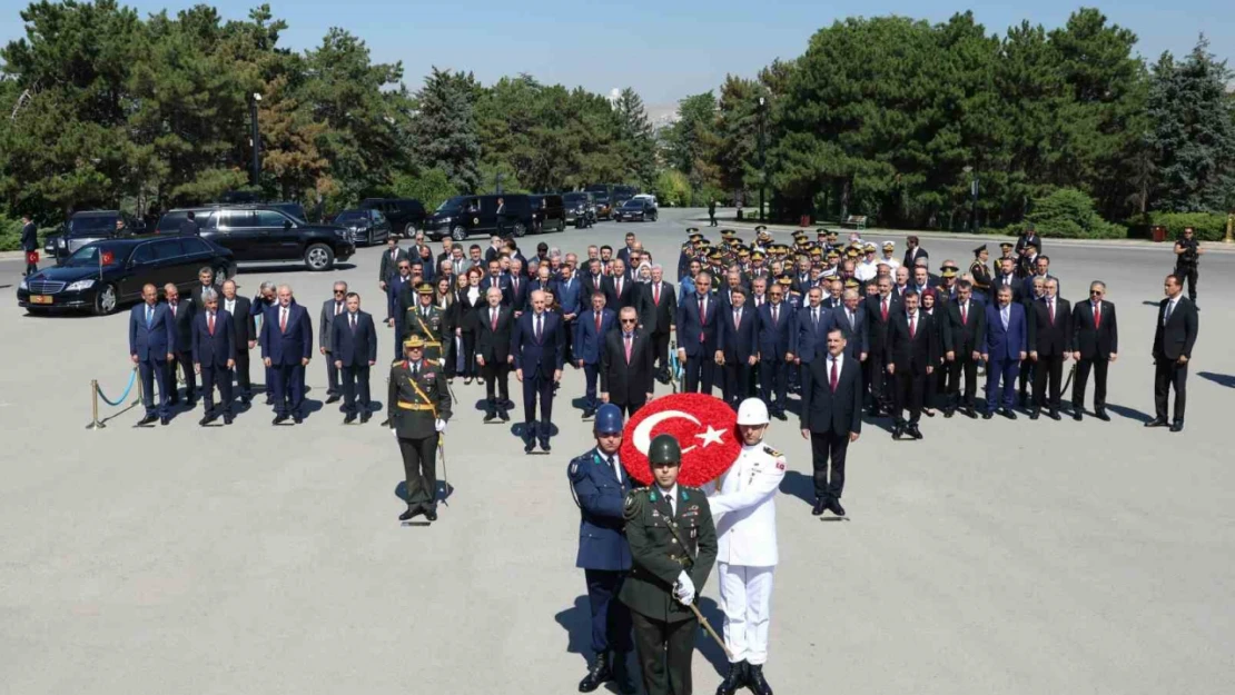 Devlet erkanı 30 Ağustos nedeniyle Anıtkabir'i ziyaret etti