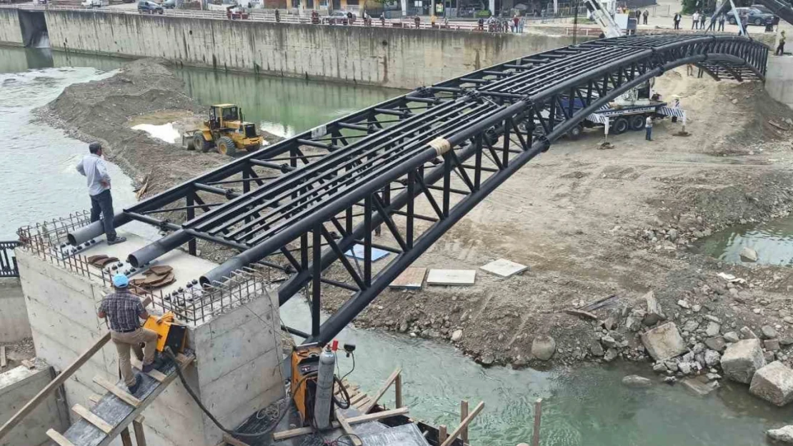 Devrek'te asma köprünün montajına başlandı
