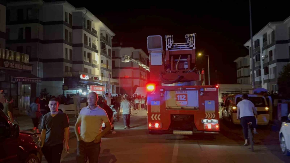 Düzce'de bir binada yangın çıktı, 7 kişi merdivenle tahliye edildi