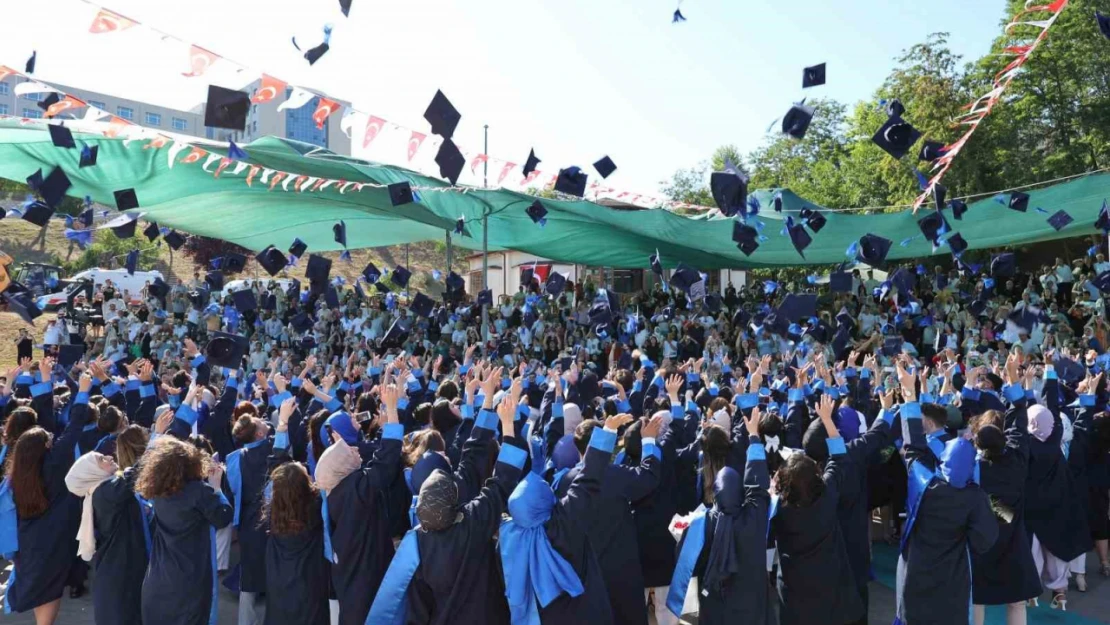 Düzce Üniversitesi'nde mezuniyet coşkusu