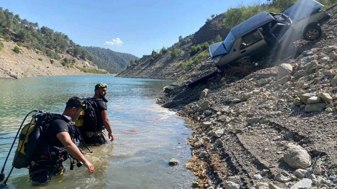 El freni çekilmeyen park halindeki otomobil baraj gölüne düştü