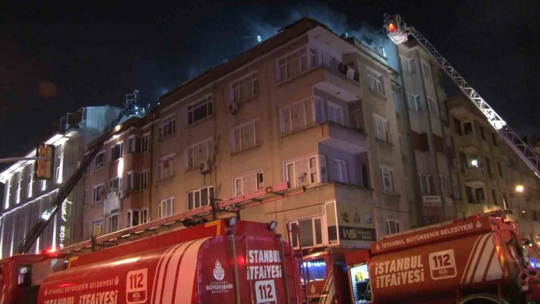 Fatih'te korkutan yangın: Binanın çatısı alev alev yandı