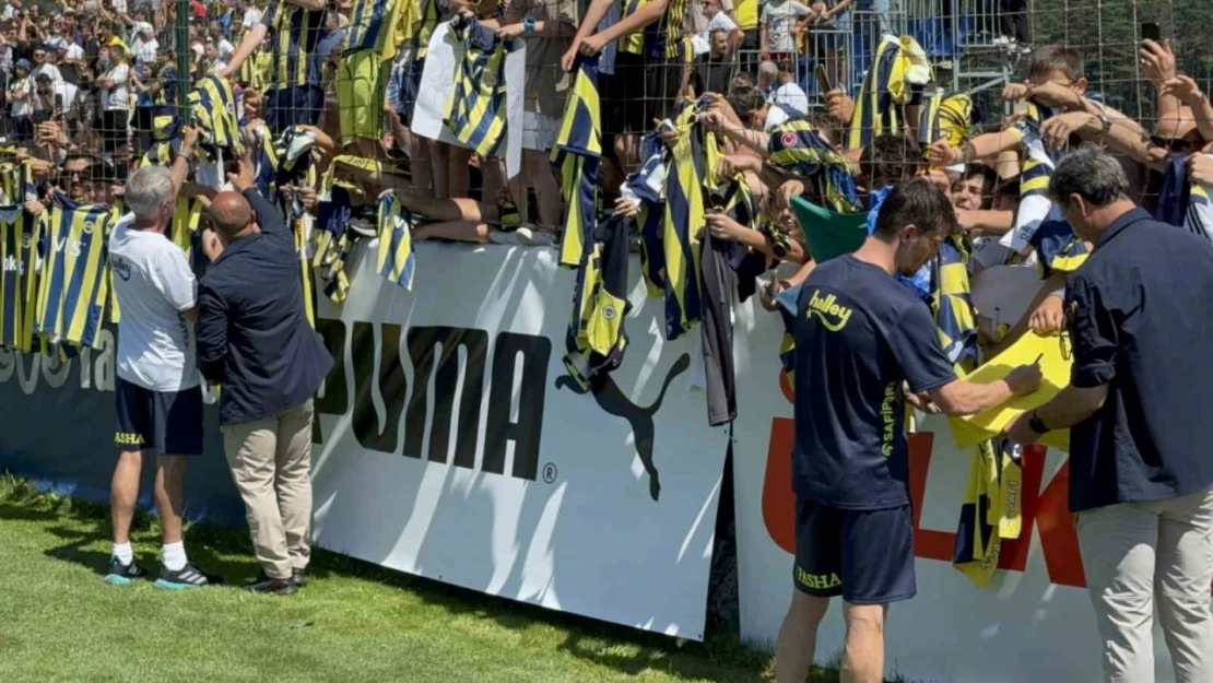 Fenerbahçe, hazırlıklarını taraftara açık yaptığı antrenmanla sürdürdü