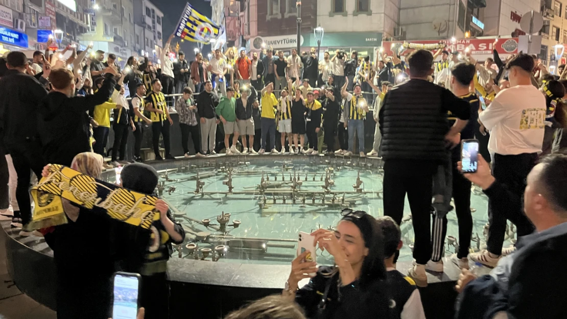 Fenerbahçeli taraftarlardan görkemli kutlama