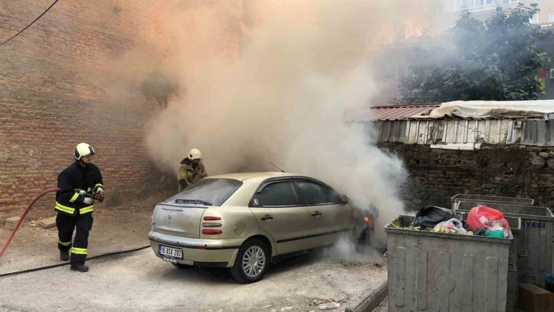 Gemlik'te park halindeki otomobil alev alev yandı