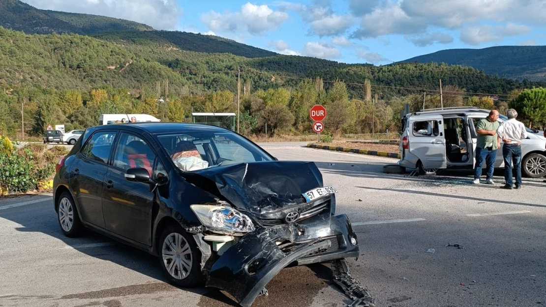 İki ayrı trafik kazasında 6 kişi yaralandı