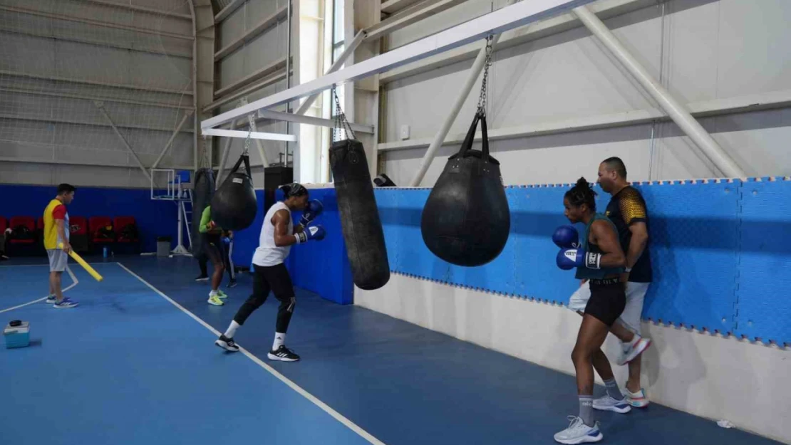 Kadın Boks Milli Takımı, olimpiyatlara yabancı ülkelerle hazırlanıyor