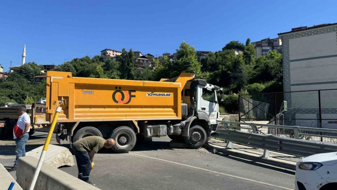 Kamyonet bariyerlere çarptı, sürücüde yüksek promil alkol çıktı