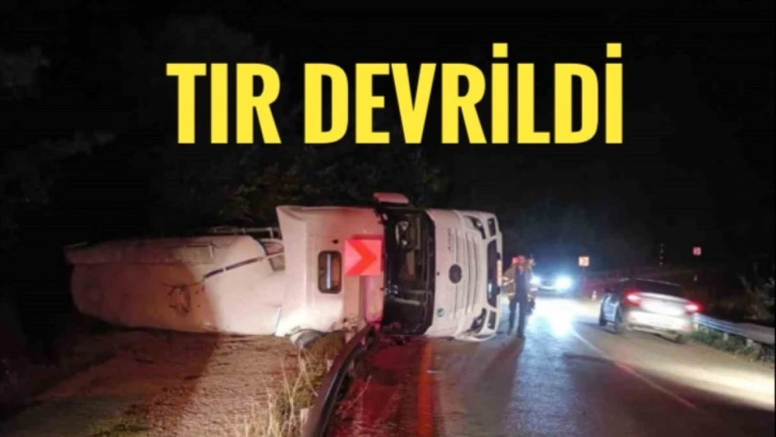 Tır devrildi