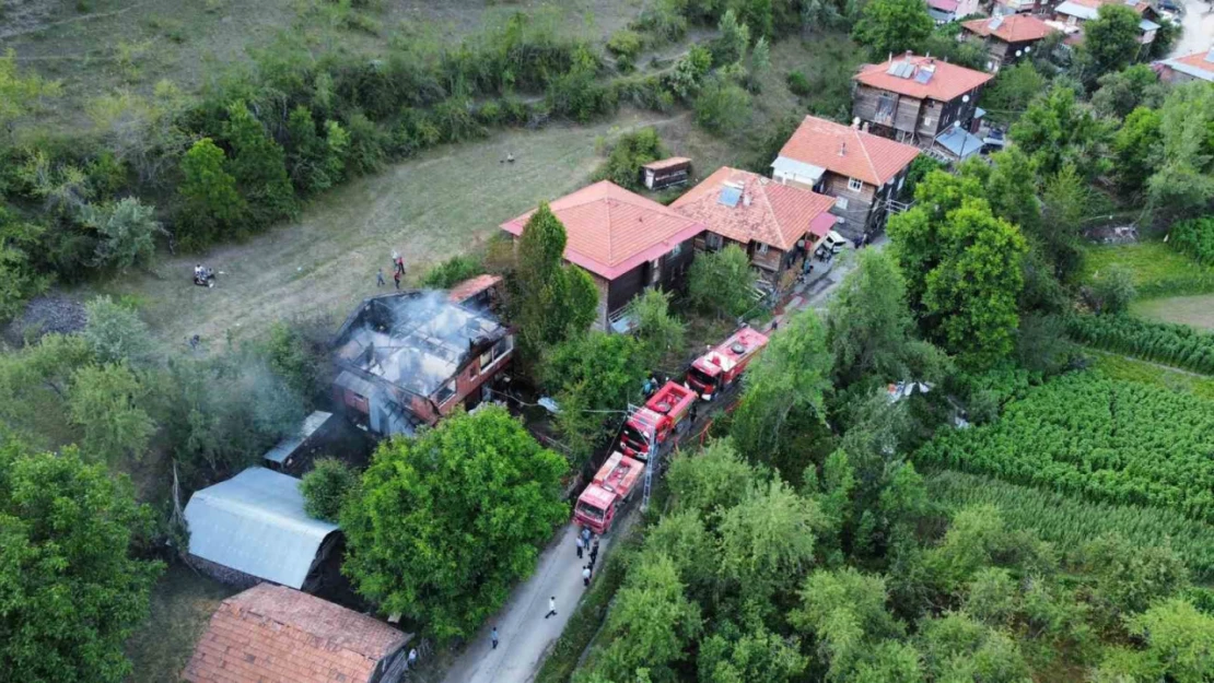 Kastamonu'da alevlere teslim olan iki katlı ev kullanılamaz hale geldi