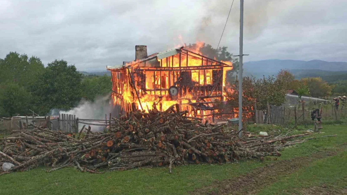 Kastamonu'da iki katlı ahşap ev çıkan yangında küle döndü