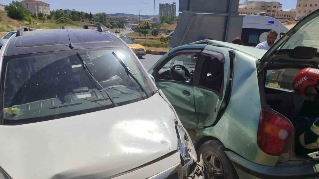 Kastamonu'da kamyonet ile otomobil çarpıştı: 3 yaralı