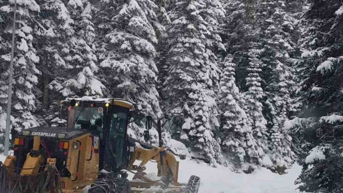 Kastamonu'da karla kapanan köy yolları ekiplerin çalışmasıyla ulaşıma açıldı