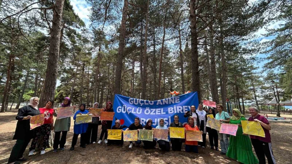 Kastamonu'da özel bireyler ile anneleri, doğada ebru yaparak stres attı