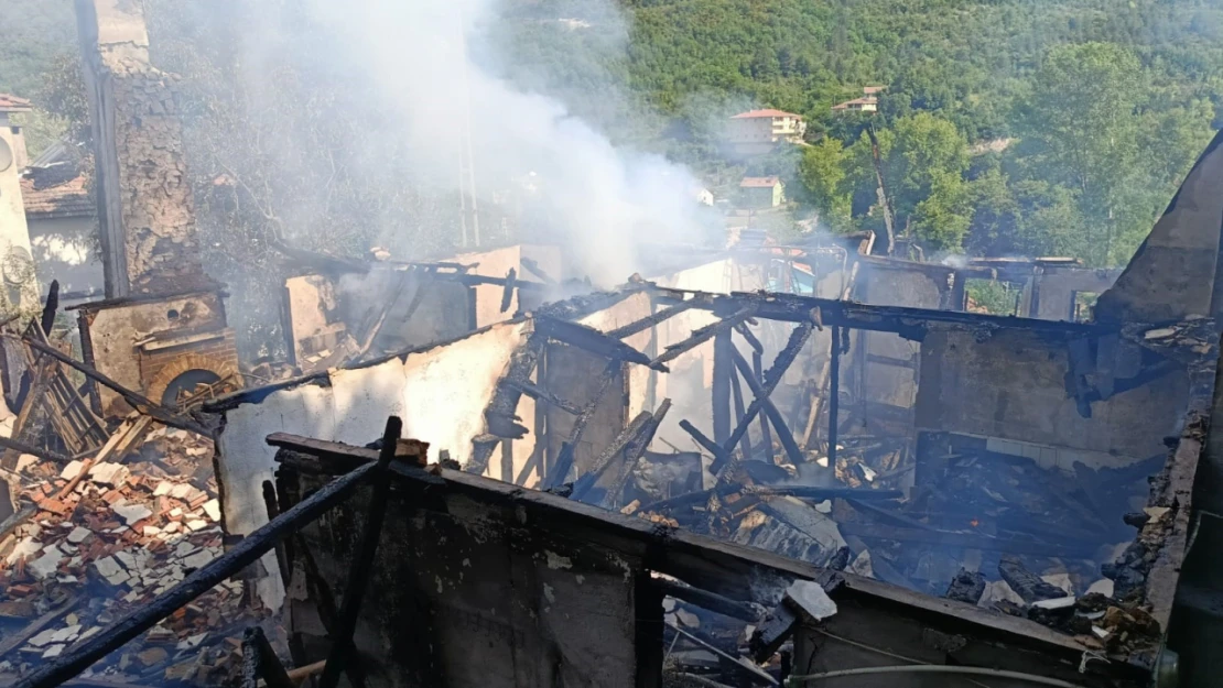 Kastamonu'daki iki farklı yangında üç ev kullanılamaz hale geldi