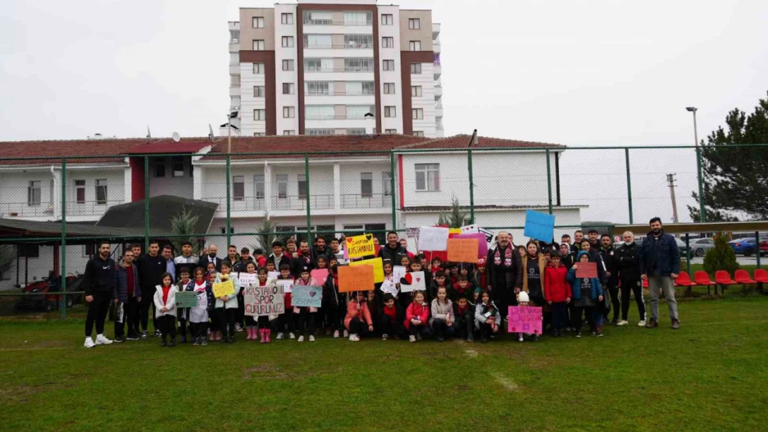 Kastamonuspor'un minik taraftarlarından futbolculara moral ziyareti