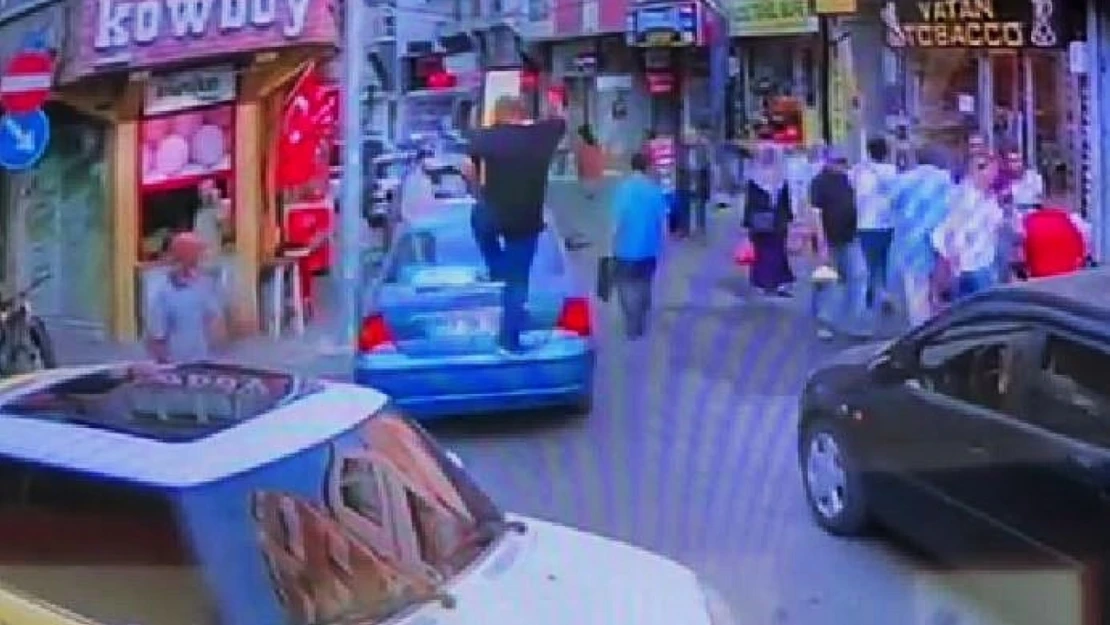 Kavga ettiği şahsın otomobilini yumruklayıp, üzerinde zıpladı