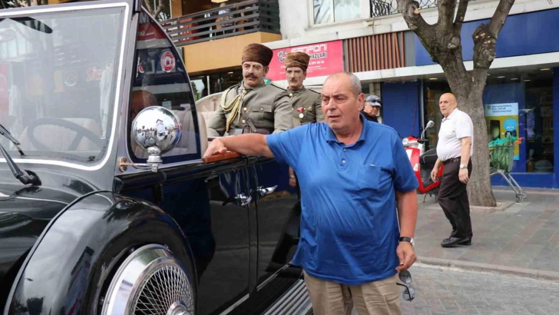 Kendi imkanıyla yaptığı Atatürk'ün makam aracının replikasıyla şehir şehir geziyor