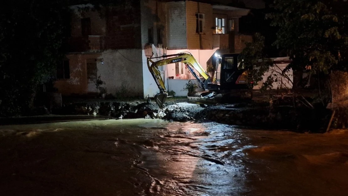 Dere taştı, birçok mahalle sular altında kaldı