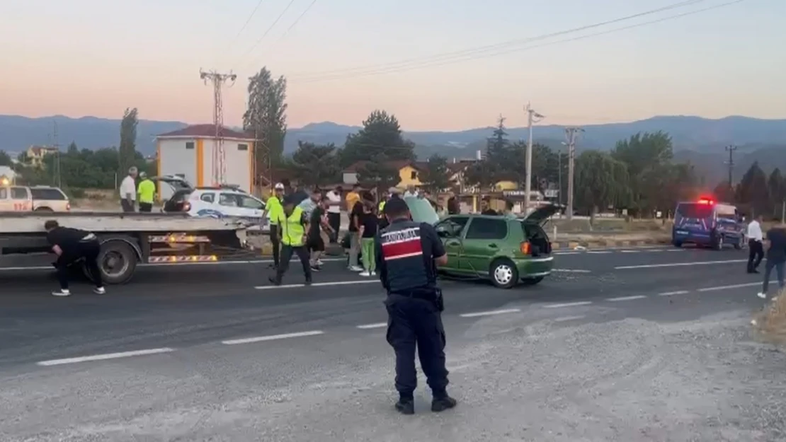 Kontrolden çıkan otomobil orta refüje çarptı: 3 yaralı