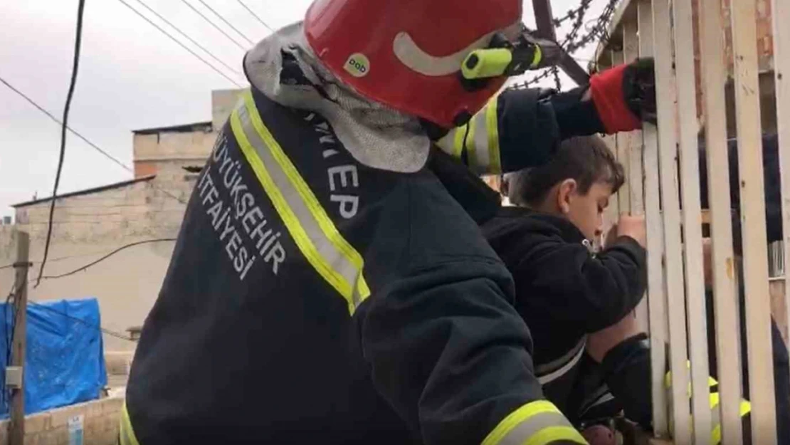 Korkuluk demirine sıkışan çocuğu itfaiye kurtardı