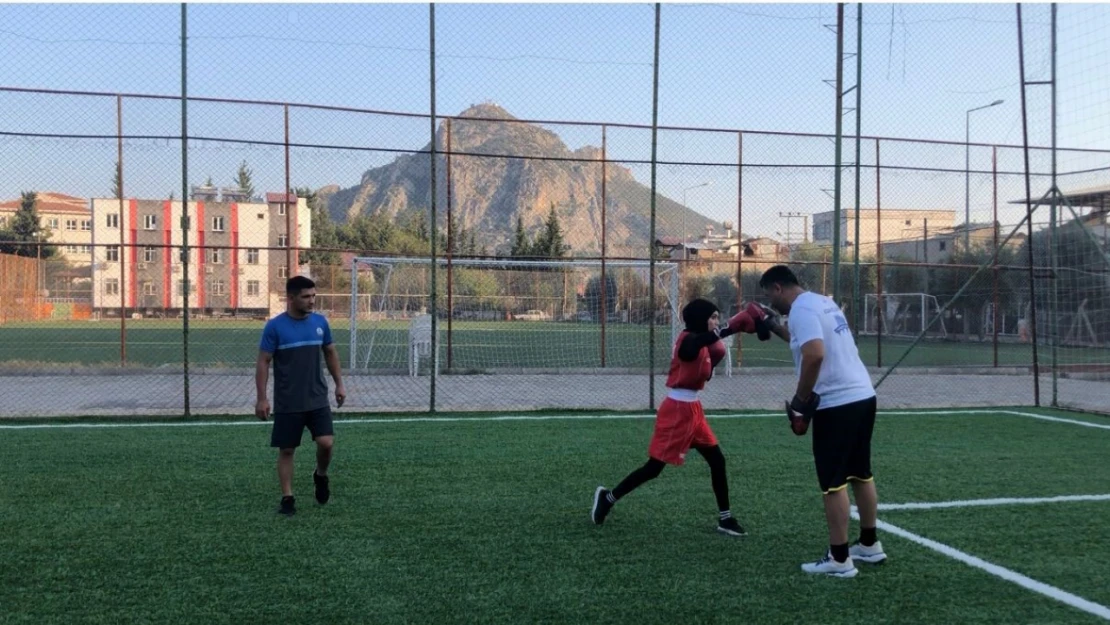 Şampiyon boksör Azra Nur Çetin Avrupa yolcusu