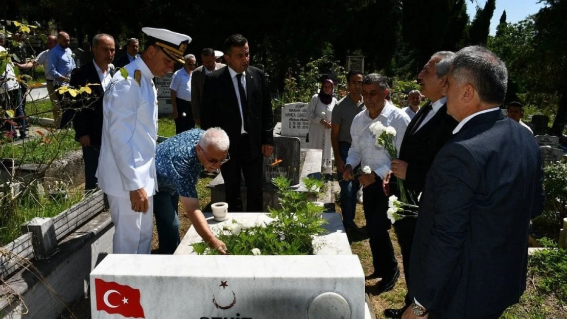 Kur'an okundu, karanfil bırakıldı