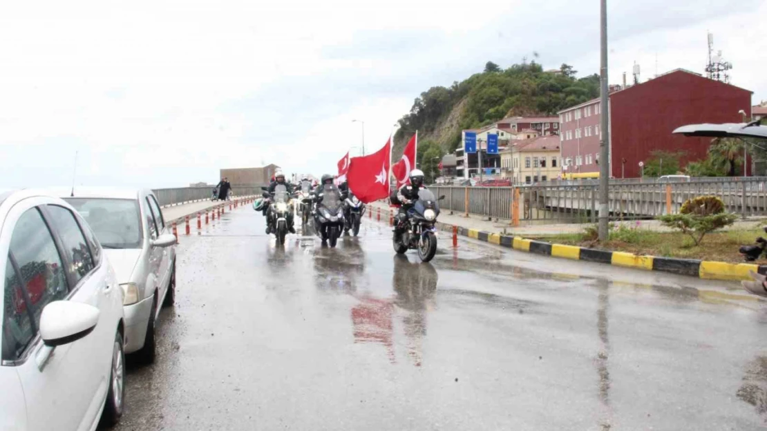 Kurtuluş Savaşı'nda cephanenin taşındığı İstiklal Yolu'nu motorla geçiyorlar