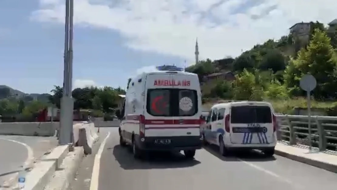 Lastiği çıkan otomobil beton bariyere çarparak durabildi