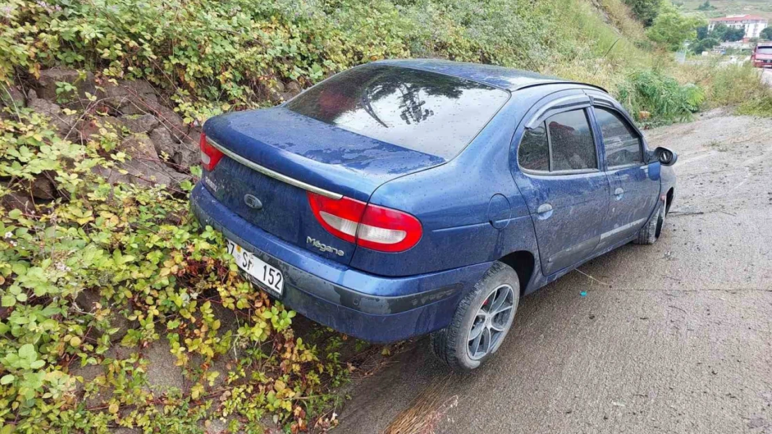 Lastiği patlayan otomobil su kanalına düştü: 3 yaralı