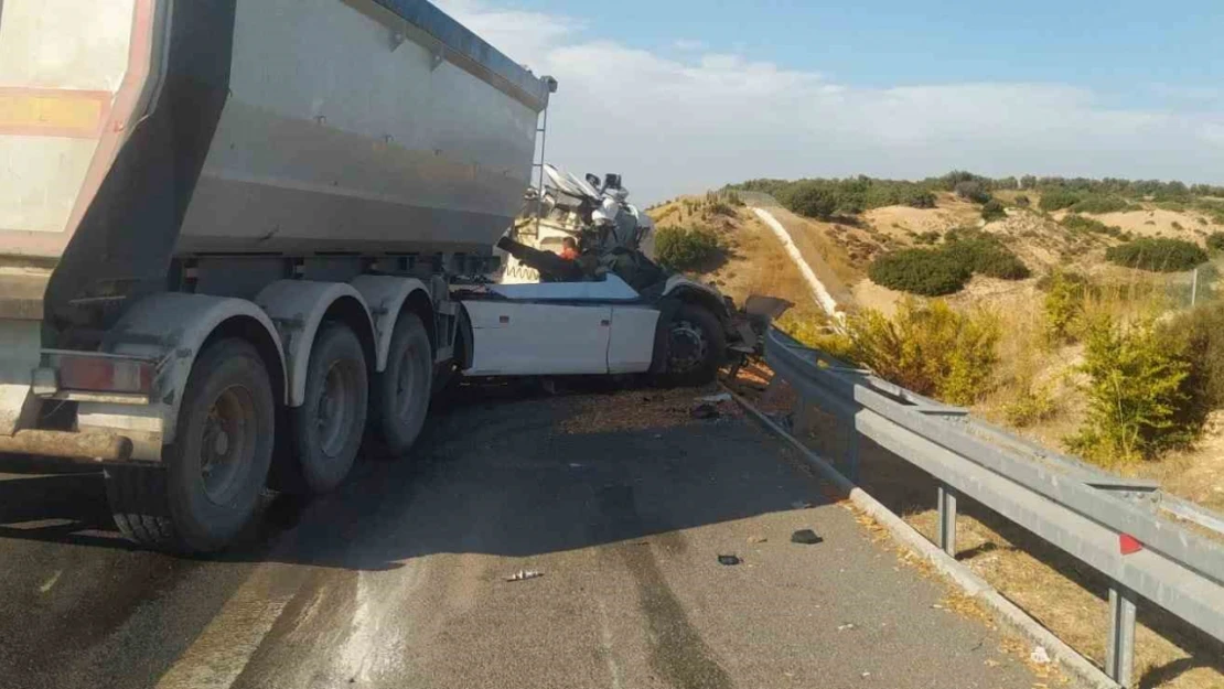 Manisa'da tırla kamyon çarpıştı: 1 ölü