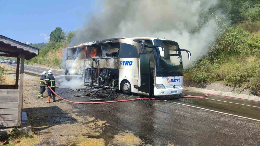 Metro Turizm'in Mercedes marka otobüsü alev alev yandı