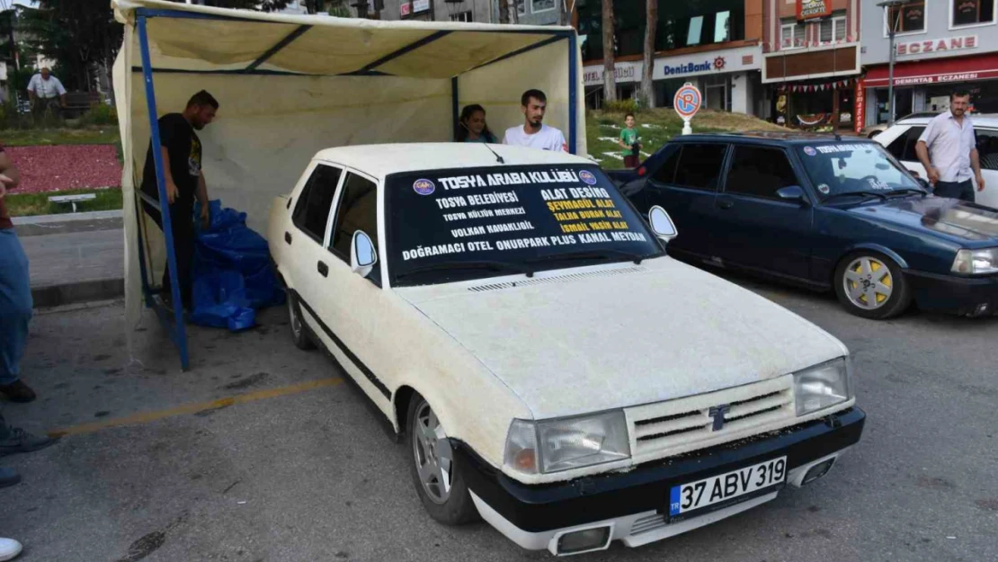 Modifiye ettikleri otomobili pirinç taneleri ile kapladılar