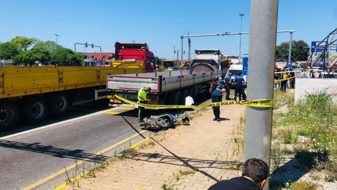 Motosiklet tırın altına girdi: 1 ölü 1 yaralı