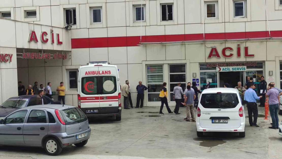 Motosiklet yolun karşısına geçmek isteyen doktora çarptı: 1'i ağır 3 yaralı