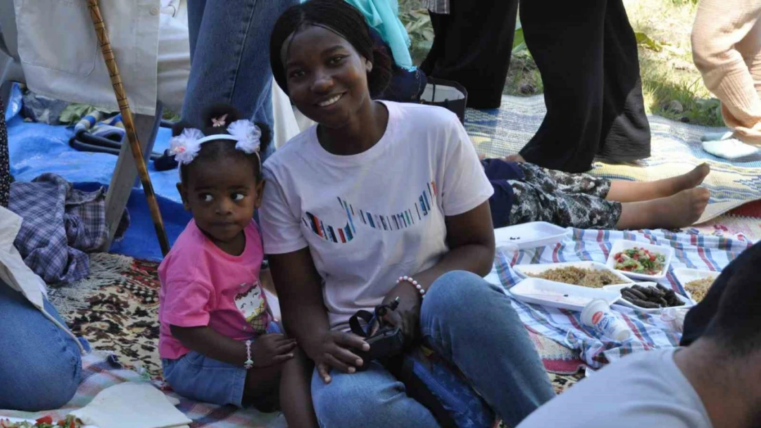 Mozambik'ten geldi, Bolu'daki köy bayramına hayran kaldı