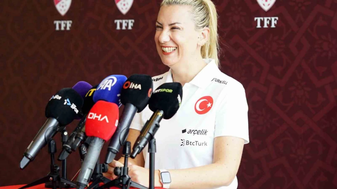 Necla Güngör Kıragası: 'Kadın futbolunun gelişmesi için özveriyle çalışan oyuncularımız var'