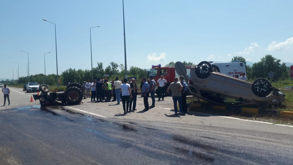 Otomobil traktörle çarpıştı 1 ölü 2 yaralı