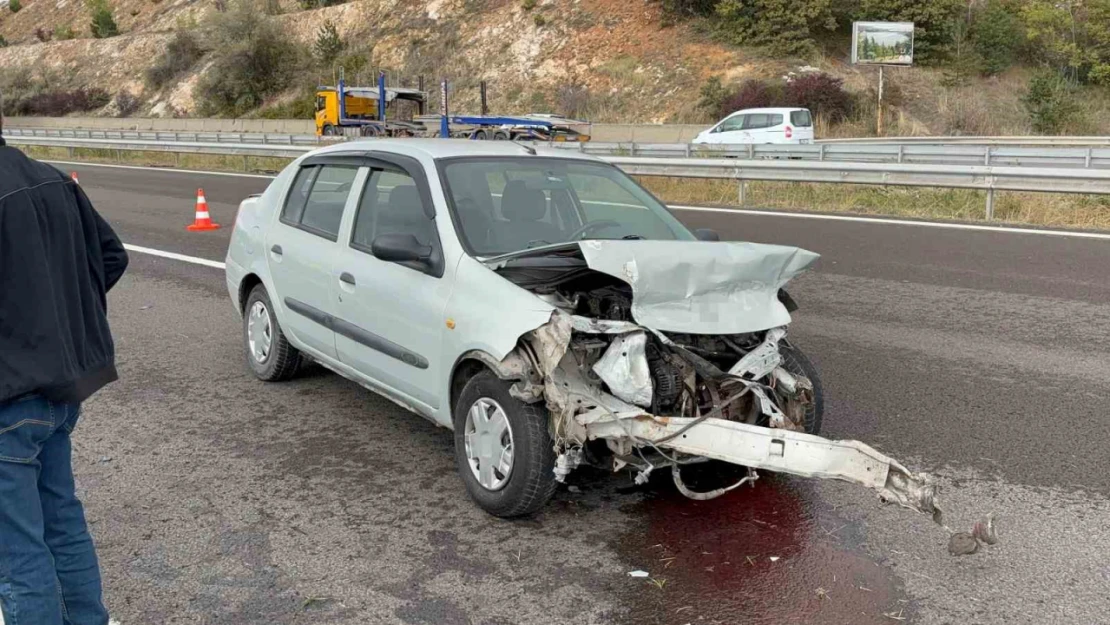 Otoyolda bariyerlere çarparak 30 metre sürüklendi