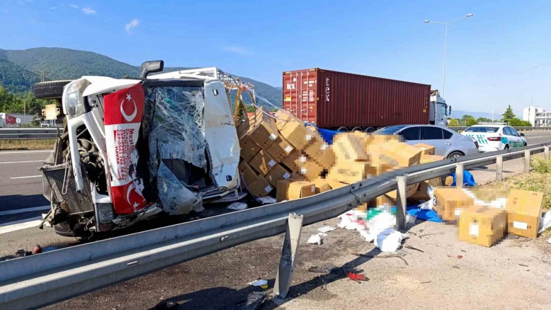 Otoyolda duraklayan araca çarptı devrildi