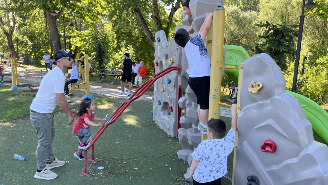 Park bahçelerde renkli görüntüler oluştu