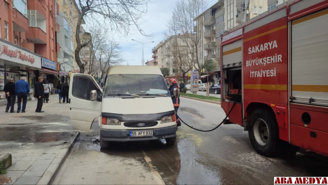 Park halindeki minibüs alev alev yandı