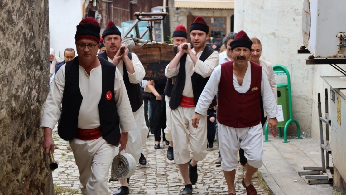 Safranbolu'da itfaiyeciler tulumbacı kıyafetleriyle turistlerin dikkatini çekti