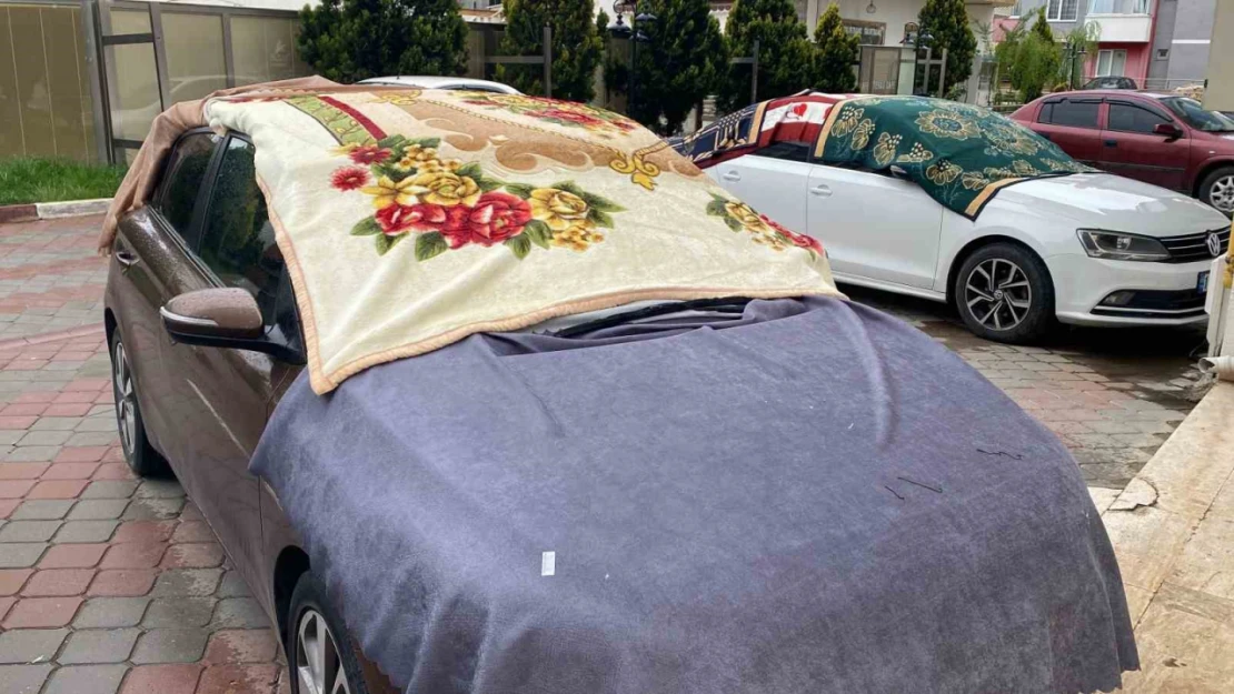 Uyarı yapılan Kastamonu'da araçlara battaniye ve halılı koruma