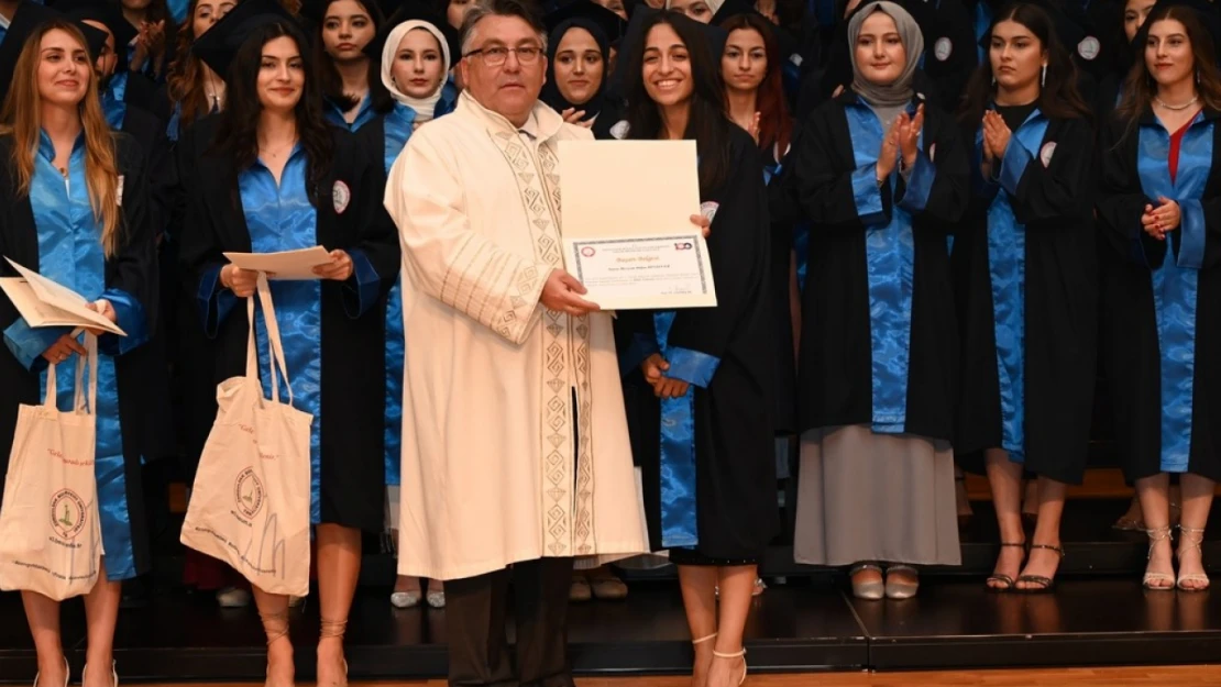 Sağlık Bilimleri Fakültesi mezunları için yemin töreni düzenlendi