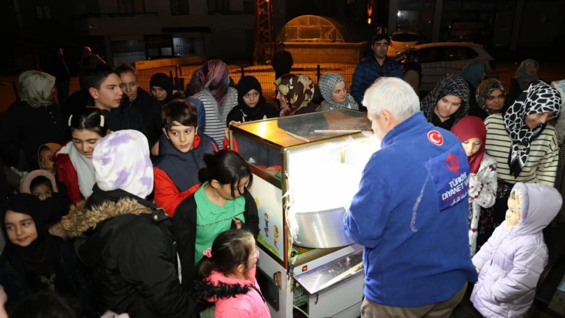 Şeker Hoca, teravih namazında miniklerle buluştu