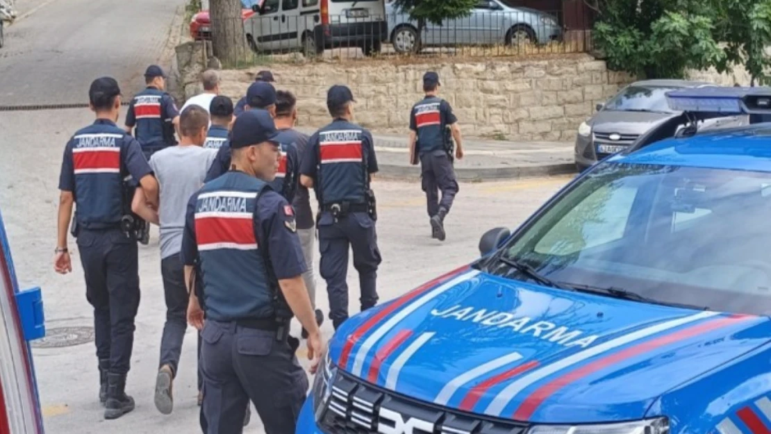 Silahlı yağma suçundan aranan şahıslar yakayı ele verdi